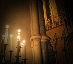 Southwark_cathedral_candlelight